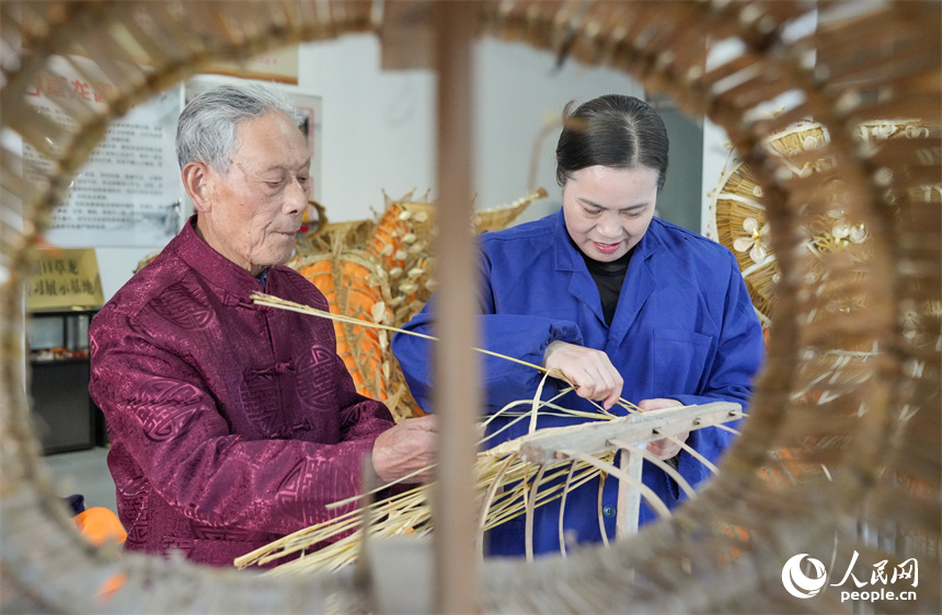 Chinese artisan preserves ancient straw dragon craft, creates 28-meter masterpiece